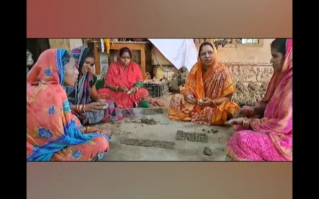 ମାଟିରେ ରାକ୍ଷୀ ତିଆରି କରି ଚର୍ଚ୍ଚାରେ କେନ୍ଦ୍ରାପଡ଼ା ଡେରଗାଁର ମହିଳା । ଓରମାସ ପକ୍ଷରୁ ମିଳିଛି ସମସ୍ତ ପ୍ରକାର ସହାୟତା