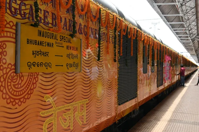 ରାଜଧାନୀରୁ ନୂଆଦିଲ୍ଲୀକୁ ଗଡ଼ିଲା ତେଜସ ଏକ୍ସପ୍ରେସ। ରେଳମନ୍ତ୍ରୀ ଅଶ୍ୱିନୀ ବୈଷ୍ଣବ କଲେ ଶୁଭାରମ୍ଭ