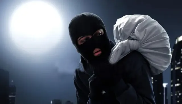  ଜ୍ଯୋତିଷଠୁ ଶୁଭମୂହୁର୍ତ୍ତ ବାହାର କରି ଚୋର କରୁଛି ଚୋରୀ ।