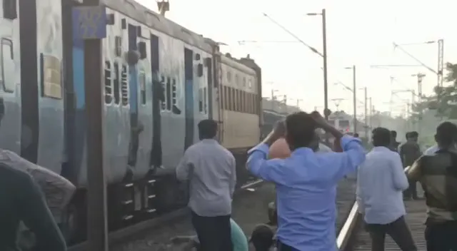 ଅଳ୍ପକେ ବର୍ତିଲା ବଡ଼ ଟ୍ରେନ୍ ଦୁର୍ଘଟଣା। ବିଳାସପୁର ଜଙ୍କସନର କିଛି ଦୂରରେ ଗୋଟିଏ ଟ୍ରାକରେ କଳିଙ୍ଗ ଉତ୍କଳ ଏକ୍ସପ୍ରେସ ଓ ଅନ୍ୟ ଟ୍ରେନ