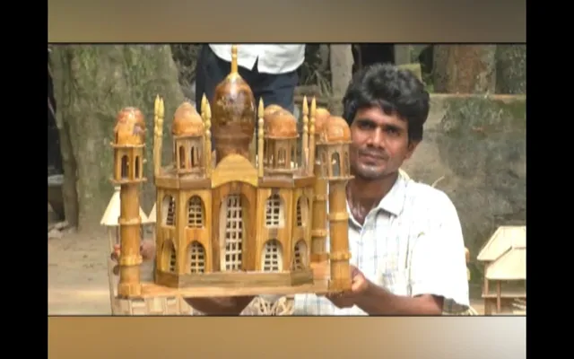 ବାଉଁଶରେ ନିଖୁଣ କଳାକୃତି । ତାଜମହଲ, ଘର, ମୟୂର, ରଥ ଭଳି ସୁନ୍ଦର ସୁନ୍ଦର ଘରସଜା ସମାଗ୍ରୀ ତିଆରି କରୁଛନ୍ତି ଯାଜପୁରର ଶିଳ୍ପୀ ରମେଶ