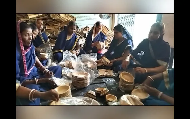 ଗୁଆ ଗଛର ଭଣ୍ଡାରୁ ପ୍ରସ୍ତୁତ ହେଉଛି ଖାଇବା ଥାଳି । ଉପକୃତ ହେଉଛନ୍ତି ୩୦ରୁ ଅଧିକ ମହିଳା