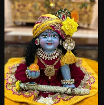 ପ୍ରଥମେ ଠାକୁରଙ୍କୁ ଭୋଗ ଲଗାଇ କ୍ଷମା ପ୍ରାର୍ଥନା କଲା, ତା’ପରେ ମନ୍ଦିରରୁ ଲଡ୍ଡୁ ଗୋପାଳଙ୍କ ମୂର୍ତ୍ତି ନେଇ ଚମ୍ପଟ ମାରିଲା ଚୋର, ସିସିଟିଭି କ୍ୟାମେରାରେ କଏଦ୍ ଭିଡିଓ