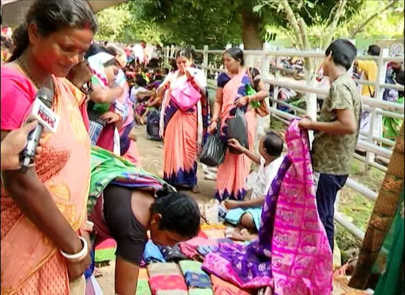 ଆନ୍ଦୋଳନ ଭିତରେ ଜମୁଛି ବେପାର । ଭୁବନେଶ୍ୱର ଲୋୟର ପିଏମଜିରେ ଶହେ ଟଙ୍କାରେ ଶାଢ଼ୀ, ବନାରସୀ ପାଟ ସାଙ୍ଗକୁ ମିଳୁଛି ଫ୍ୟାନ୍ସୀ ଶାଢ଼ି