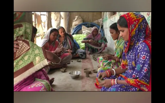 ମାଟି କାରିଗରଙ୍କ ଗାଁ ରାଜନଗର ବ୍ଲକର ପଡାପେଟା । ୪୦ ରୁ ଅଧିକ ପରିବାର ମାଟି ଉପକରଣ ପ୍ରସ୍ତୁତ କରି ମେଣ୍ଟାଉଛନ୍ତି ଗୁଜରାଣ