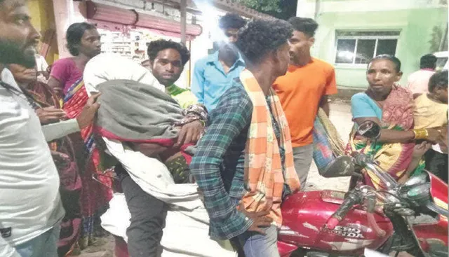 ମିଳିଲାନି ମହାପ୍ରୟାଣ ଗାଡି : ବାଇକରେ ବୁହା ହେଲା ମୃତଦେହ; ଡାକ୍ତର ଓ କର୍ମଚାରୀଙ୍କୁ ଅନୁରୋଧ କରି ନିରାଶ ହେଲେ ପରିବାର