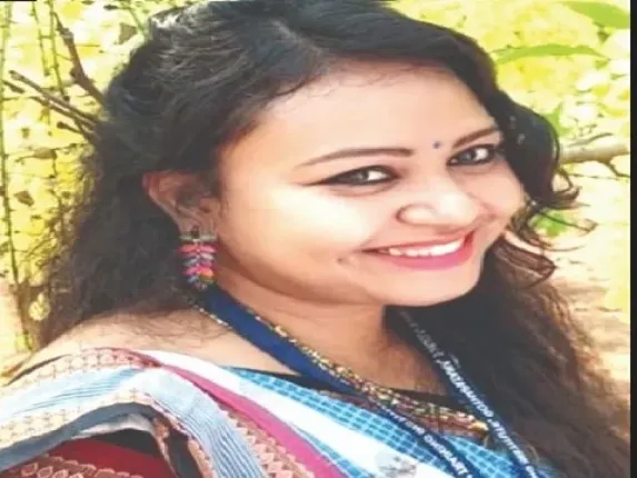 ରାଉରକେଲା ସହକାରୀ ଜିଲ୍ଲାପାଳ ସୁସ୍ମିତା ମିଞ୍ଜ ମୃତ୍ୟୁ ମାମଲା : ଏଡିଏମ୍ ଅଫିସ ଘେରିଲେ ଶତାଧିକ ଆଦିବାସୀ ମହିଳା