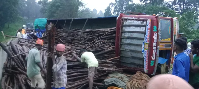 ଓଲଟିଲା କାଠ ବୋଝେଇ ଟ୍ରକ : ୧୧ ଘଣ୍ଟାରୁ ଅଧିକ ହେବ ଯାତାୟତ ବାଧାପ୍ରାପ୍ତ