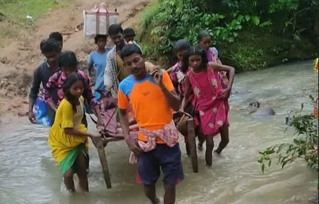 ପଦାରେ ପଡିଲା ସରକାରୀ ବ୍ୟବସ୍ଥାର ବିକଳ ଚିତ୍ର : ଖଟିଆରେ ବୁହା ହେଲେ ଗର୍ଭବତୀ