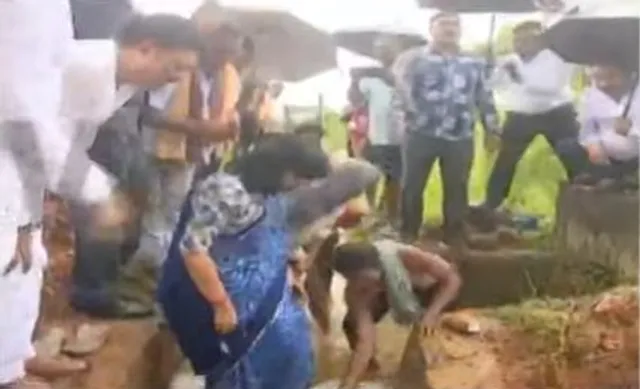 ଡେରାସ ଡ୍ୟାମର କ୍ଷୁଦ୍ର ଜଳସେଚନ କେନାଲ ଅବରୋଧ ମାମଲା : ସାଂସଦ ଅପରାଜିତା ଷଡଙ୍ଗୀଙ୍କ ହସ୍ତକ୍ଷେପ ପରେ ହଟିଲା ଅବରୋଧ