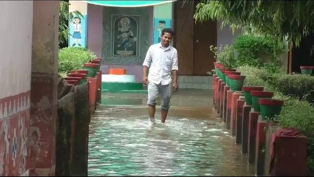 ସ୍କୁଲରେ ପାଣି, ରାଜରାସ୍ତାରେ ସ୍କୁଲ ପିଲା : ପାଣି ବାହାର କରିବା ପାଇଁ ଲାଗିଲା ମଟର