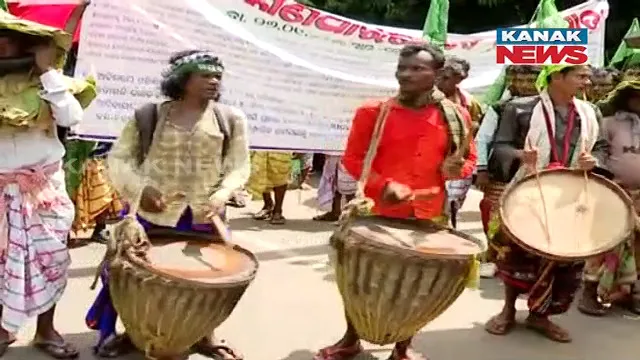 ପେସା ଆଇନ ଲାଗୁ କରିବାକୁ ଦାବି : ଲୋୟର ପିଏମଜିରେ ନିଆରା ପ୍ରତିବାଦ; ପାରମ୍ପରିକ ବାଦ୍ୟର ତାଳେ ତାଳେ ନାଚିଲେ ଆଦିବାସୀ ପରିବାର