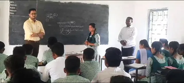 ପିଲାଙ୍କୁ ବିଜ୍ଞାନ ପଢ଼ାଇଲେ ଜିଲ୍ଲାପାଳ । ପ୍ରଶ୍ନ ପଚାରିବା ସହ ବିଷୟ ବସ୍ତୁରେ ଥିବା ସନ୍ଦେହ ଦୂର କଲେ ଜିଲ୍ଲାପାଳ ଚଞ୍ଚଳ ରାଣା ।