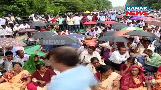 ଓଷ୍ଟାର ଅହୋରାତ୍ର ଧାରଣାର ପଞ୍ଚମ ଦିନ । ଗାନ୍ଧୀ ମାର୍ଗରେ ବସିଛନ୍ତି ଶିକ୍ଷକ, ଶିକ୍ଷୟିତ୍ରୀ ଓ ଶିକ୍ଷା କର୍ମଚାରୀ ।