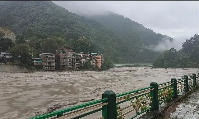 ସିକ୍କିମ ବନ୍ୟାରେ ମୃତ୍ୟୁ ସଂଖ୍ୟା ୨୭ରେ ପହଞ୍ଚିଲା, ୨୨ ସୈନିକଙ୍କ ମଧ୍ୟରୁ ୪ଜଣଙ୍କ ମୃତଦେହ ମିଳିଲା, ଏବେବି ୧୪୨ ନିଖୋଜ