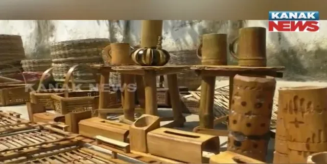 ରୋଜଗାର ଦେଉଛି ବାଉଁଶ କଳା ବାଉଁଶରେ ବିଭିନ୍ନ ପ୍ରକାର ଘରକରଣା ସମାଗ୍ରୀ ତିଆରି କରି ଉପକୃତ ହେଉଛନ୍ତି ରାଜନଗର ଅଞ୍ଚଳର ମହିଳା