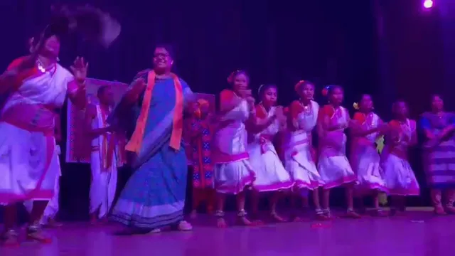 ମଞ୍ଚରେ ଝୁମିଲେ ବିଧାୟିକା । ସମ୍ବଲପୁରୀ ବାଦ୍ୟର ତାଳେ ତାଳେ ପାଦ ମିଶାଇଲେ କୁସୁମ ଟେଟେ । ନୂଆଖାଇ ଭେଟଘାଟରେ ଦୁଲୁକିଲା ମଞ୍ଚ ।