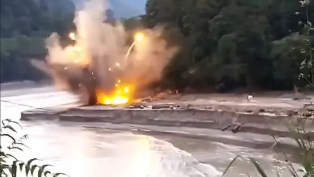 ଜୋରଦାର ବିସ୍ଫୋରଣରେ ଥରିଲା ତିସ୍ତା ନଦୀ । ସିକ୍କିମ ବନ୍ୟାରେ ଭାସିଯାଇଥିବା ଗୋଳାବାରୁଦରୁ ଅଘଟଣ