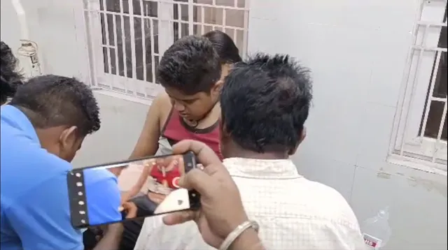 ଦଶମ ଶ୍ରେଣୀ ଛାତ୍ରର ଛୁରାମାଡ଼ରେ ନବମ ଶ୍ରେଣୀ ଛାତ୍ର ଗୁରୁତର ଆହତ । ବାରିପଦାର ଏକ ଆବାସିକ ବିଦ୍ୟାଳୟରେ ଅଭାବନୀୟ କାଣ୍ଡ । ଆହତ ଛାତ୍ର ଡାକ୍ତରଖାନାରେ ଭର୍ତ୍ତି