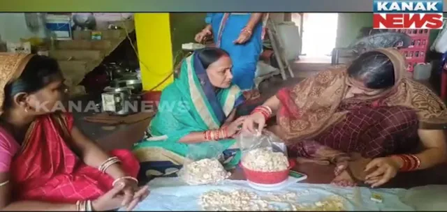 ଆଠଗଡ ଅଞ୍ଚଳର ମହିଳାଙ୍କ ନିଆରା ଉଦ୍ୟମ । ବିରି ବଡ଼ି ତିଆରି କରି କରୁଛନ୍ତି ଭଲ ରୋଜଗାର