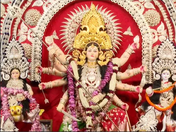 ଦୁର୍ଗାପୂଜା ପାଇଁ ଉତ୍ସବମୁଖର ଗାଁଠୁ ସହର । ମଣ୍ଡପରେ ମହାମାୟାଙ୍କ ଦର୍ଶନ ପାଇଁ ଭିଡ ଲାଗୁଛି ଭକ୍ତର ।