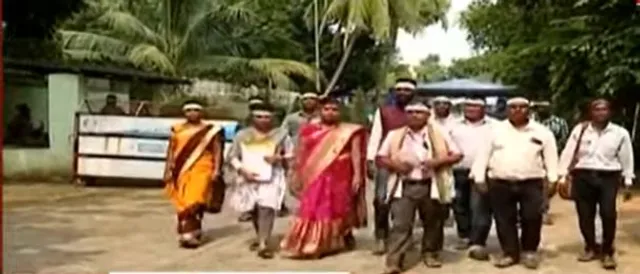 ଗାଁ ସାଥୀଙ୍କ ଅଭିନବ ପ୍ରତିବାଦ : ମୁଖ୍ୟମନ୍ତ୍ରୀଙ୍କ ଅଭିଯୋଗ ପ୍ରକୋଷ୍ଠ ବାହାରେ ଧାରଣା; ଆଣ୍ଠେଇ, କାନ ଧରି ଚାପୁଡ଼ା ଖାଇଲେ ଗାଁ ସାଥୀ