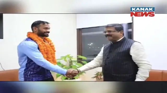 କିଶୋର ଜେନାଙ୍କୁ ଅଭିନନ୍ଦନ ଜଣାଇଲେ କେନ୍ଦ୍ରମନ୍ତ୍ରୀ ଧର୍ମେନ୍ଦ୍ର ପ୍ରଧାନ । ଏସୀୟ କ୍ରୀଡ଼ାରେ ଜାଭେଲିନରେ ଜିତିଛନ୍ତି ରୌପ୍ୟ ।