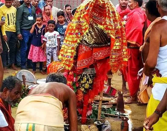 ଅଧିଷ୍ଠାତ୍ରୀ ଦେବୀ ମାଆ ମାଣିକେଶ୍ୱରୀଙ୍କ ଛତରଯାତ୍ରା : ଜେନା ଖାଲରୁ ପୀଠକୁ ଫେରୁଛି ମାଆଙ୍କ ଛତର