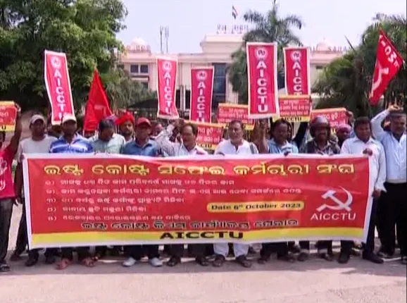 ସଫା ହେବନି ରେଳ ଷ୍ଟେସନ ! ୫ଦଫା ଦାବିରେ ସଫେଇ କର୍ମଚାରୀଙ୍କ ଧାରଣା; ଦାବି ପୂରଣ ନହେଲେ କାର୍ଯ୍ୟ ବନ୍ଦ ଚେତାବନୀ