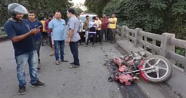 ବାଇକକୁ ଧକ୍କା ଦେଲା ଟ୍ରଲର । ଘଟଣାସ୍ଥଳରେ ଜଣେ ମୃତ, ୨ ଗୁରୁତର