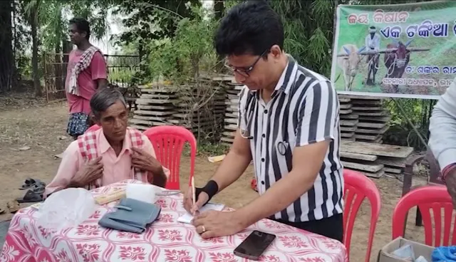 ଚାଷୀଙ୍କ ପାଇଁ ଜୟ କିଷାନ କ୍ଲିନିକ ଖୋଲିଲେ ଡାକ୍ତର ଶଙ୍କର ରାମଚନ୍ଦାନୀ । ଡାକ୍ତରଖାନା ନୁହେଁ ସିଧା ଚାଷ ଜମିରେ କ୍ଲିନିକ ଖୋଲି କରୁଛନ୍ତି ଚିକିତ୍ସା ।