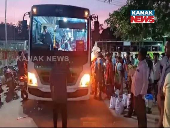 ଲକ୍ଷ୍ମୀ ବସକୁ ଅପେକ୍ଷା କରି ହଟହଟା ହେଲେ ଉପାନ୍ତ ଅଞ୍ଚଳର ଯାତ୍ରୀ ।