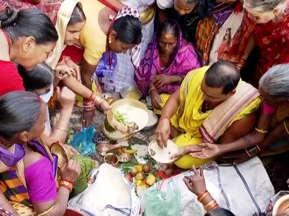 ଆଜିଠୁ ଆରମ୍ଭ ହେଉଛି କାର୍ତିକ ବ୍ରତ । ପୂଣ୍ୟ ମାସରେ ହବିଷ ପାଇଁ ପୁରୀରେ ଜମୁଛି ଶ୍ରଦ୍ଧାଳୁଙ୍କ ଭିଡ଼