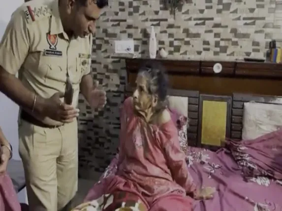 ରୋଗିଣା ମା’କୁ ପିଟିଲେ ପୁଅ, ବୋହୂ । ସିସିଟିଭି ଫୁଟେଜ ଖୋଜି ସତ ସାମ୍ନାକୁ ଆଣିଲେ ଝିଅ । ଓକିଲ ପୁଅକୁ ବାନ୍ଧିଲା ପୋଲିସ ।