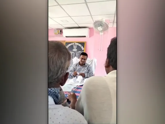 ବେଆଇନ ଜମି ପଟ୍ଟା ଚିରିଦେଲେ ତହସିଲଦାର । ଭିଡିଓ ହେଉଛି ଭାଇରାଲ