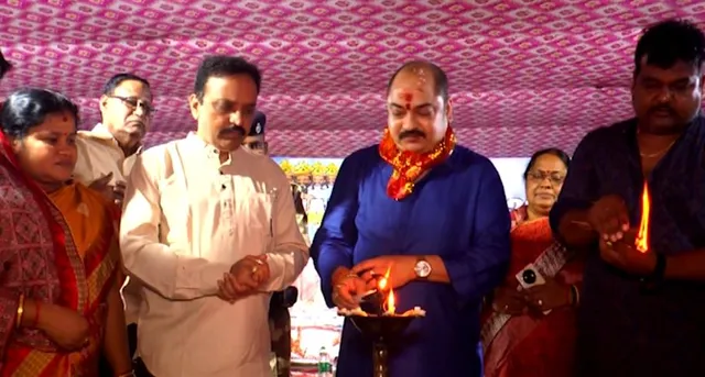 ରାବଣ ପୋଡ଼ି ଓ କୁମାର ଉତ୍ସବକୁ ନେଇ ଚଳଚଞ୍ଚଳ ପାରାଦୀପ ରାଜନୀତି । ଶକ୍ତି ପ୍ରଦର୍ଶନ କରୁଛନ୍ତି ସମ୍ବିତ ଏବଂ ବସନ୍ତ ବିଶ୍ୱାଳ ।