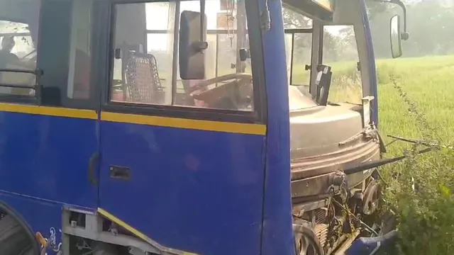 ଟାୟାର ଫାଟି ରାସ୍ତା କଡକୁ ଖସିପଡିଲା ବସ୍ । ୨ ଯାତ୍ରୀ ଗୁରୁତର, ୧୦ରୁ ଅଧିକ ଆହତ ।