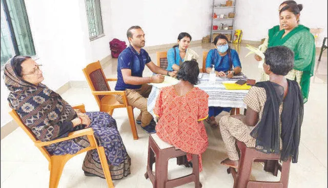 ଛତିଶଗଡ଼ ଗଲେ ସୁନ୍ଦରଗଡ଼ରୁ ଉଦ୍ଧାର ମା’-ଝିଅ : ନିଜ ପରିବାର ଲୋକଙ୍କୁ ହସ୍ତାନ୍ତର କଲା ଜିଲ୍ଲା ପ୍ରଶାସନ