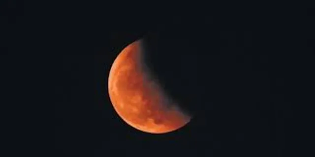 କୁମାର ପୂର୍ଣ୍ଣିମାରେ ଦୃଶ୍ୟମାନ ହେଲା ଖଣ୍ଡଗ୍ରାସ ଚନ୍ଦ୍ରଗ୍ରହଣ । ଏସିଆ, ୟୁରୋପ, ଆଫ୍ରକା, ଆମେରିକା ସହ ବିଭିନ୍ନ ମହାଦେଶରେ ଦେଖିବାକୁ ମିଳିଲା ନିଆରା ଦୃଶ୍ୟ