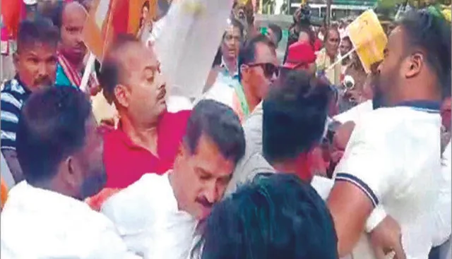 ରାଲି ପାଲଟିଲା ରଣକ୍ଷେତ୍ର : ବିଜେପିର ଦୁଇ ନେତାଙ୍କ ମଧ୍ୟରେ ମାଡପିଟ; ଅନନ୍ତ ଦାସ ଓ ଗୋପାଳଜୀ ପାଣିଗ୍ରାହୀ ହାତାହାତି