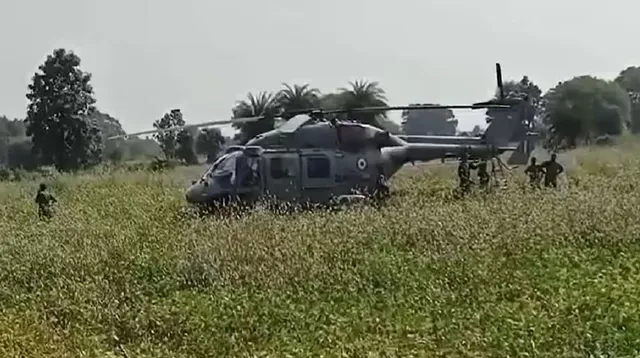 ଚାଷ କ୍ଷେତରେ ଇମରଜେନ୍ସିଂ ଲ୍ୟାଣ୍ଡିଂ କଲା ଭାରତୀୟ ବାୟୁସେନାର ହେଲିକପ୍ଟର । ଦେଖିବାକୁ ଲୋକଙ୍କର ପ୍ରବଳ ଭିଡ, ହେଲିକପ୍ଟରରେ ଥିବା ୬ ଯବାନ ସୁରକ୍ଷିତ ।