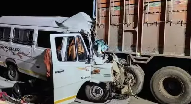 ଭୟଙ୍କର ସଡ଼କ ଦୁର୍ଘଟଣା : କଣ୍ଟେନର ସହ ମିନି ଭ୍ୟାନ ଧକ୍କା; ୧୨ ତୀର୍ଥଯାତ୍ରୀ ମୃତ, ୨୩ ଗୁରୁତର