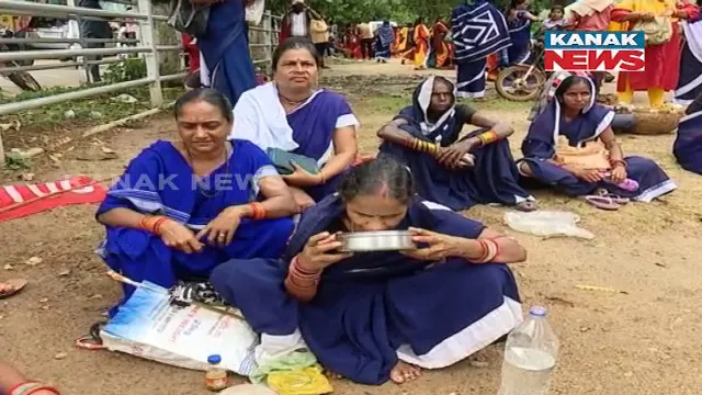 ପଖାଳ, ଆଳୁ ସିଝା, କଞ୍ଚା ଲଙ୍କା ଧରି ଧାରଣାରେ ଅଙ୍ଗନବାଡି ଦିଦି ଓ ସହାୟିକା । ମାସିକ ଦରମା ବୃଦ୍ଧି କରିବାକୁ ଦାବି । ସେପଟେ ଓଏସଏସସି ଅଫିସ ଆଗରେ ଆଶାୟୀଙ୍କ ଆନ୍ଦୋଳନ