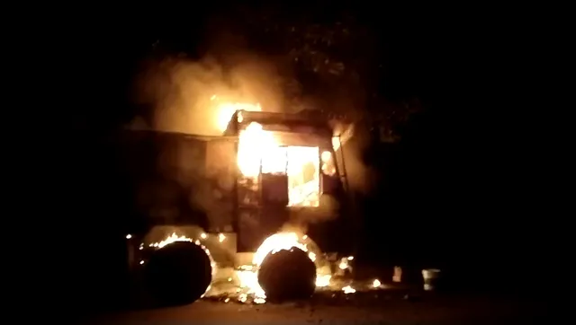 ମୋବାଇଲ ଚାର୍ଜ ବେଳେ ଅଘଟଣ : ସର୍ଟ ସର୍କିଟ ଯୋଗୁଁ ମୋବାଇଲ ଫାଟି ଟ୍ରକରେ ଲାଗିଲା ନିଆଁ; ଅଳ୍ପକେ ବର୍ତ୍ତିଲେ ଡ୍ରାଇଭର ଓ ହେଲପର