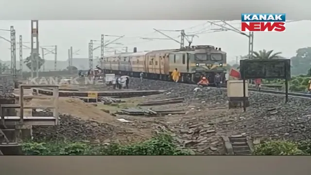 ଲଗାଣ ବର୍ଷା ଯୋଗୁଁ ରେଳ ଧାରଣାରେ ଧସିଲା ମାଟି ଅତଡ଼ା : ଡାଉନ ଲାଇନରେ ଟ୍ରେନ୍ ଚଳାଚଳ ବାଧାପ୍ରାପ୍ତ; ଯୁଦ୍ଧକାଳୀନ ଭିତିରେ ଚାଲିଛି ମରାମତି କାମ