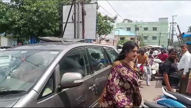 କଟକ ଏସଡିଜେଏମ୍ କୋର୍ଟରେ ବର୍ଷା ପ୍ରିୟଦର୍ଶିନୀ । ଘରୋଇ ହିଂସା ମାମଲାରେ ଆଜି ବର୍ଷା-ଅନୁଭବଙ୍କର ହେବ କାଉନସେଲିଂ 