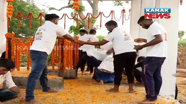 ସାଙ୍ଗର ଶେଷ ସତ୍କାର ପାଇଁ ଏକାଠି ହେଇଛନ୍ତି ସାଙ୍ଗ । ଫୁଲରେ ସଜାଇ ଦେଉଛନ୍ତି ମଶାଣୀ । ସହିଦ ପୁଅକୁ ଶେଷ ବିଦାୟ ଦେବ କେନ୍ଦୁଢିପ ଗାଁ ।