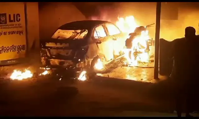 ଘର ଆଗରେ ୩ ଗାଡିକୁ ରାତିରେ ଜାଳିଦେଲେ ଦୁର୍ବୃତ୍ତ । ନିଆଁ ଲାଗି ପାଉଁଶ ହେଲା କାର, ବୁଲେଟ୍ ଆଉ ସ୍କୁଟି ।