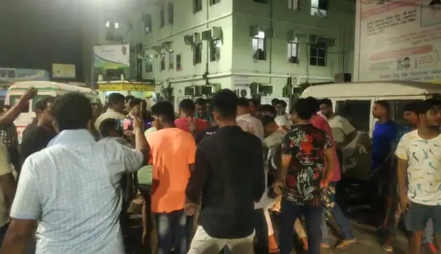 ରଣକ୍ଷେତ୍ର ପାଲଟିଲା ଭଦ୍ରକ ହସ୍ପିଟାଲ : ଜମିବାଡି ବିବାଦ ଓ ପୂର୍ବ ଶତ୍ରୁତା ନେଇ ଦୁଇ ଗୋଷ୍ଠୀ ମୁହାଁମୁହିଁ; ହୋଟେଲ ମାଲିକ ମାଡ଼ ମାରିଥିବା ଅଭିଯୋଗ