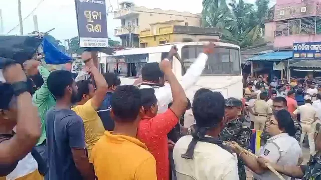 ବିଜେଡି ବିଧାୟକଙ୍କୁ କଳାପତାକା ପ୍ରଦର୍ଶନ : ଗୋପରେ ପଦଯାତ୍ରା ବେଳେ ବିଜେପି କର୍ମୀଙ୍କ ପକ୍ଷରୁ କଳାପତାକା ପ୍ରଦର୍ଶନ